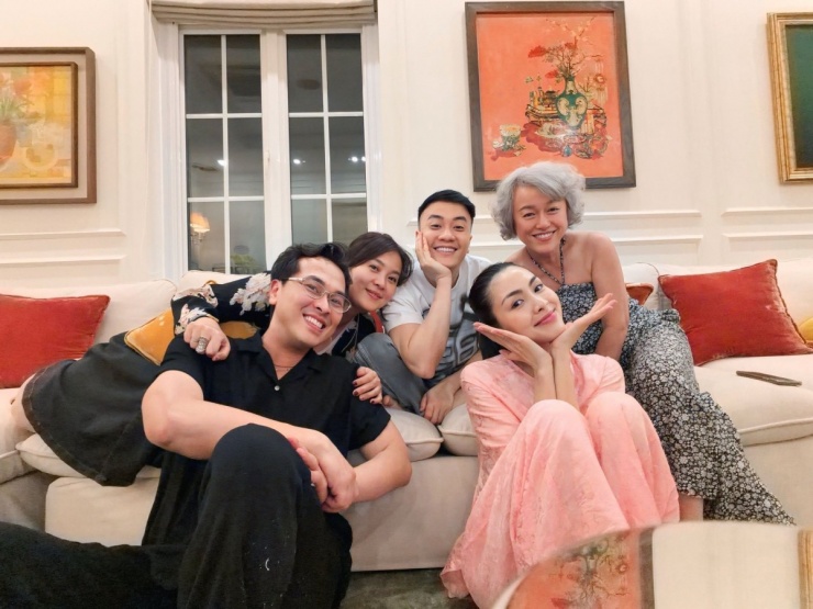 Ảnh sao 13/2: Tăng Thanh Hà đón Tết với hội bạn thân gần 20 năm - 1