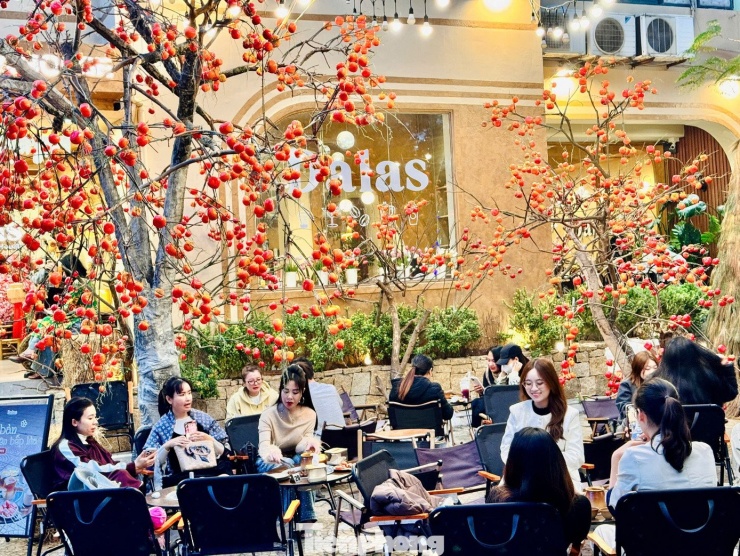 Giới trẻ Thủ đô check-in quán cà phê như ‘phim trường Tết’ - 6