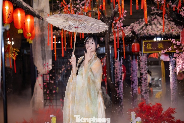 Giới trẻ Thủ đô check-in quán cà phê như ‘phim trường Tết’ - 12