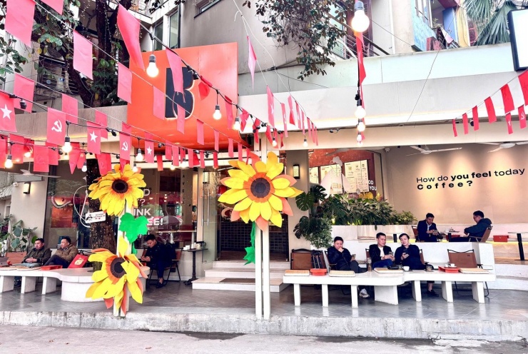 Giới trẻ Thủ đô check-in quán cà phê như ‘phim trường Tết’ - 16