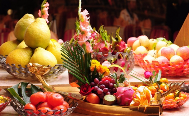 Mâm ngũ quả ngày Tết với chuối, bưởi, cam quýt được bày cân đối trên bàn thờ không chỉ thể hiện lòng thành kính với tổ tiên mà còn gửi gắm mong cầu tụ lộc, bình an và gia đạo hanh thông trong năm mới. Ảnh: Baidu
