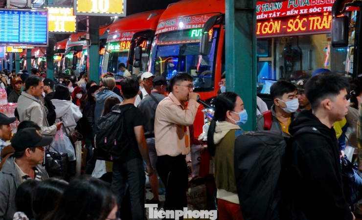 Nhân viên hãng xe liên tục thông báo về tình hình khởi hành từng tuyến.