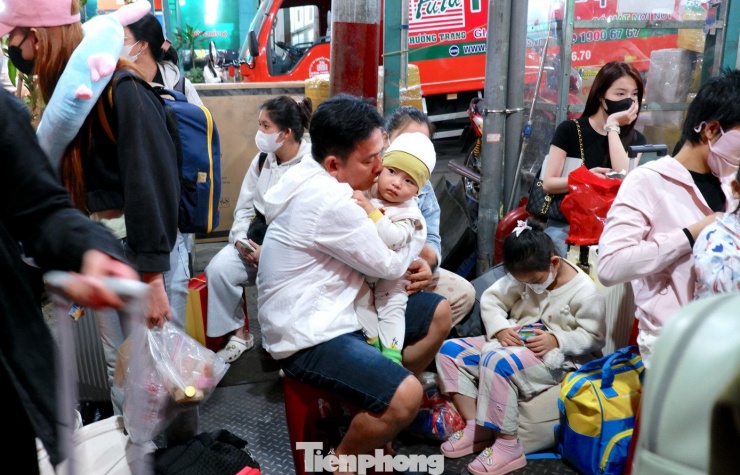 Thời gian chờ kéo dài khiến nhiều hành khách "nhí" mệt mỏi.