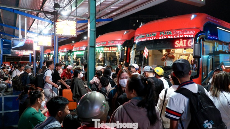 Trắng đêm ở bến xe Miền Tây: Hàng nghìn người chen chân chờ xe về quê đón Tết - 6