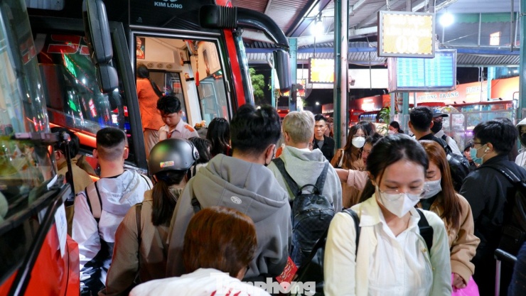 Hành khách chen chân lên xe.