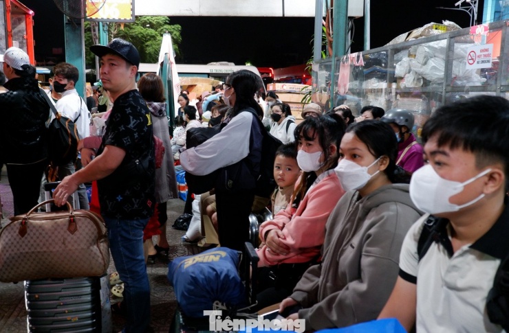 Trắng đêm ở bến xe Miền Tây: Hàng nghìn người chen chân chờ xe về quê đón Tết - 9