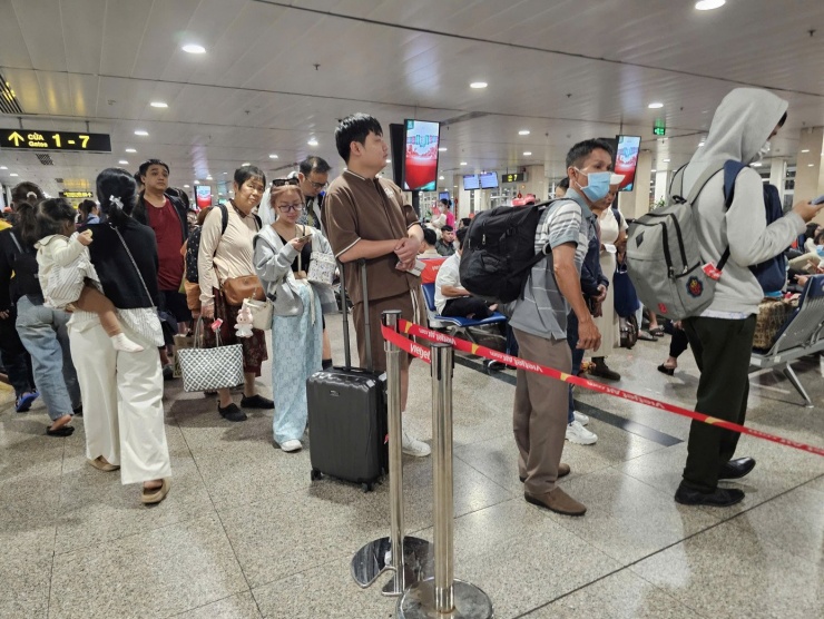 Hành khách xuyên đêm tại sân bay Tân Sơn Nhất ngày cận Tết - 2