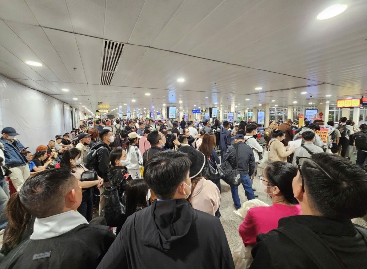 Hành khách xuyên đêm tại sân bay Tân Sơn Nhất ngày cận Tết - 1