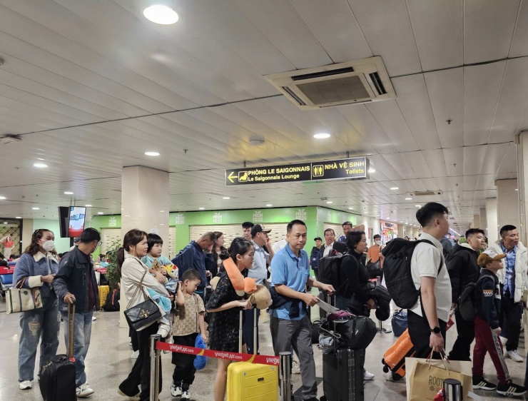 Hành khách xuyên đêm tại sân bay Tân Sơn Nhất ngày cận Tết - 3