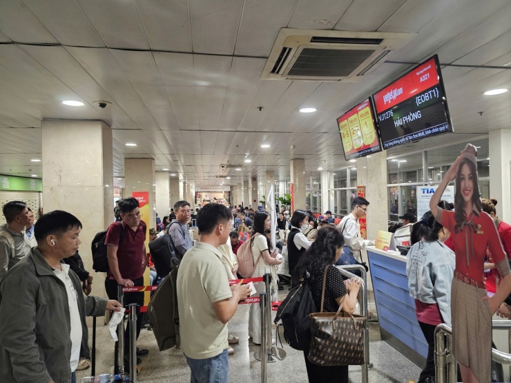 Hành khách xuyên đêm tại sân bay Tân Sơn Nhất ngày cận Tết - 6