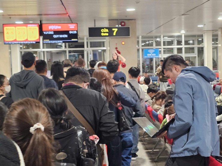 Hành khách xuyên đêm tại sân bay Tân Sơn Nhất ngày cận Tết - 7