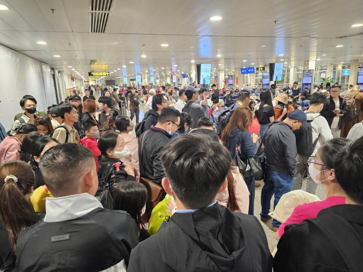 Hành khách xuyên đêm tại sân bay Tân Sơn Nhất ngày cận Tết - 5