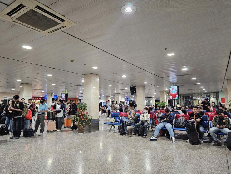 Hành khách xuyên đêm tại sân bay Tân Sơn Nhất ngày cận Tết - 9
