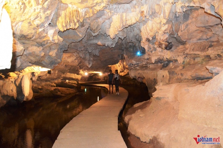 Động Tiên Cá là hang động tự nhiên xuyên thủy có chiều dài hơn 500m