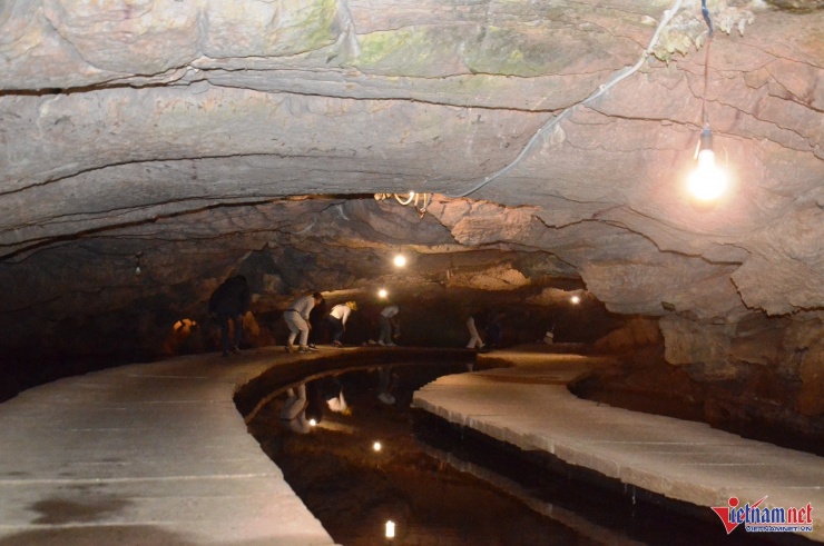 Hang động nhiều đoạn uốn lượn được du khách nhận định như chiếc đuôi cá