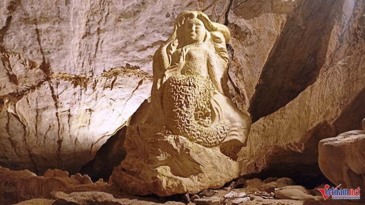 Một bức tượng nàng tiên cá được điêu khắc tỉ mỉ từ thạch nhũ đặt bên trong động