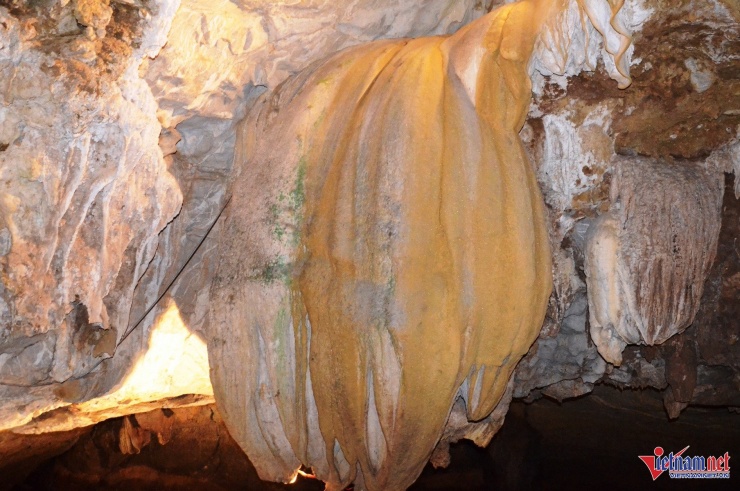Hệ thống nhũ đá lung linh huyền ảo tô điểm thêm cho vẻ đẹp của hang động