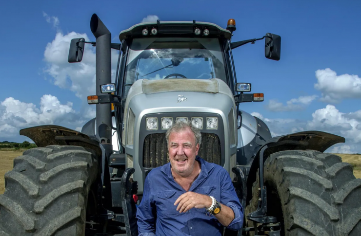 &nbsp;Jeremy Clarkson bên chiếc máy kéo Lamborghini tại trang trại Diddly Squat, biểu tượng cho cú va chạm giữa tư duy giàu có và thực tế khắc nghiệt của nông nghiệp. Ảnh: Country Life Picture Library