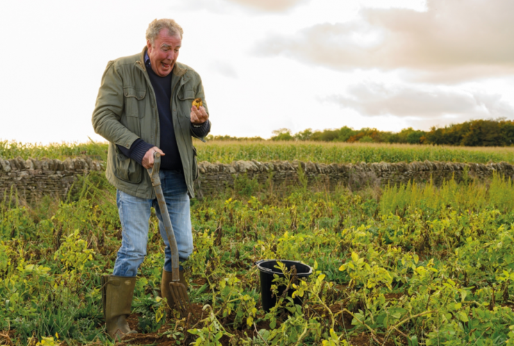 Jeremy Clarkson đang miệt mài làm việc tại điền trang rộng 1.000 mẫu Anh của mình ở Oxfordshire, cho thấy nông nghiệp là “cuộc chơi” mà tiền bạc không thể mua sẵn kinh nghiệm hay lợi nhuận. Ảnh: Baidu