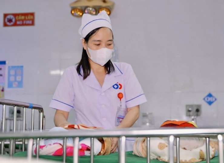 Chị Trang ngày đầu trở lại bệnh viện chăm sóc trẻ sơ sinh.