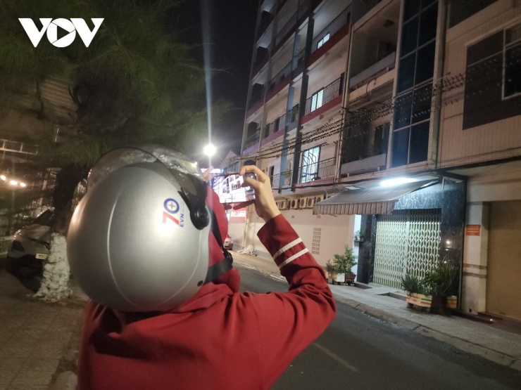 Cách nay 3 năm, đàn chim én cũng từng đến trú ngụ về đêm tại một số tuyến đường ở đô thị này. Dù đàn chim én trú ngụ với số lượng quá đông, lượng phân rơi vãi ra ngoài ảnh hưởng đến môi trường và sinh hoạt của người dân, nhưng hiện tượng này vẫn là điều thú vị và được xem là dấu hiệu may mắn trong năm mới.