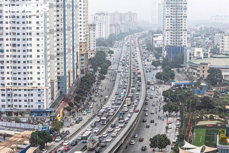 Dòng ô tô di chuyển chậm, nhiều thời điểm xếp thành 2-3 hàng nối dài.