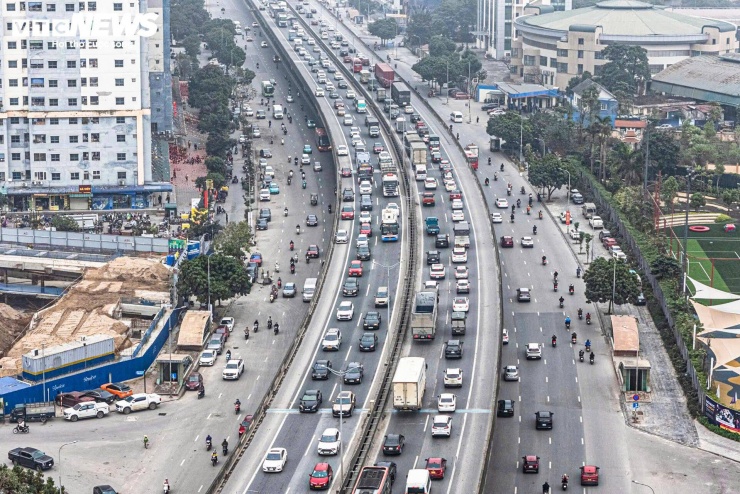 Đáng chú ý, đoạn từ khu vực nút giao Nguyễn Trãi - Khuất Duy Tiến đến Linh Đàm xảy ra ùn tắc kéo dài khoảng 5km.