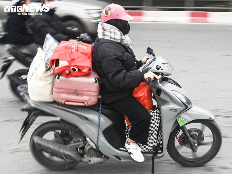 Lực lượng CSGT khuyến cáo người điều khiển phương tiện chủ động sắp xếp thời gian, lựa chọn lộ trình phù hợp và chấp hành hướng dẫn phân luồng.