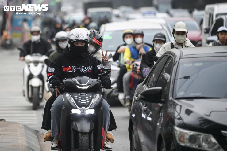 Theo dự báo, trong chiều nay (13/2) và ngày mai, áp lực giao thông trên các tuyến trục chính của Hà Nội sẽ còn gia tăng khi người dân tiếp tục rời thành phố về quê đón Tết.