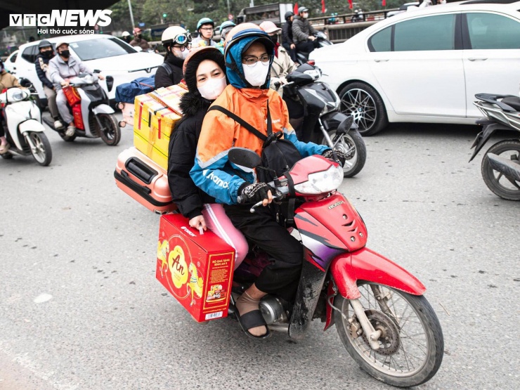 Trong trường hợp xảy ra ùn tắc, tài xế cần giữ bình tĩnh, không chen lấn, không đi vào làn khẩn cấp để tránh làm tình hình phức tạp thêm.