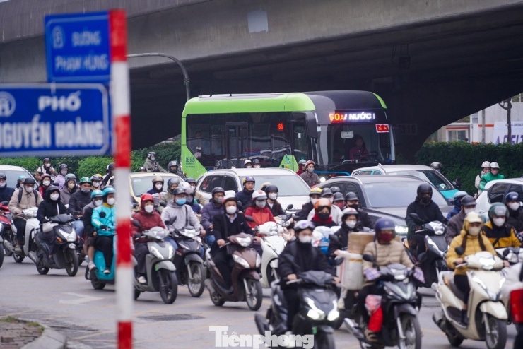 Sáng 13/2 (26 tháng Chạp), dù chưa hết giờ làm việc, dòng người đã bắt đầu đổ về các cửa ngõ phía Nam Hà Nội để về quê đón Tết.