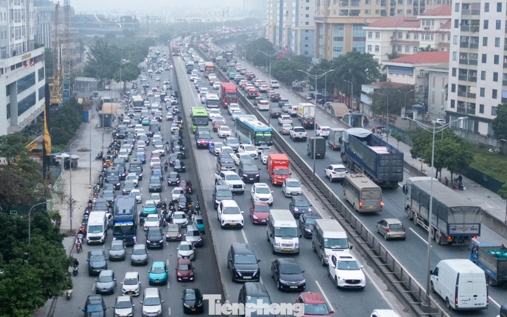 Các phương tiện "chôn chân" trên đường Vành đai 3 trên cao, nhích từng mét để rời cửa ngõ phía Nam Thủ đô.