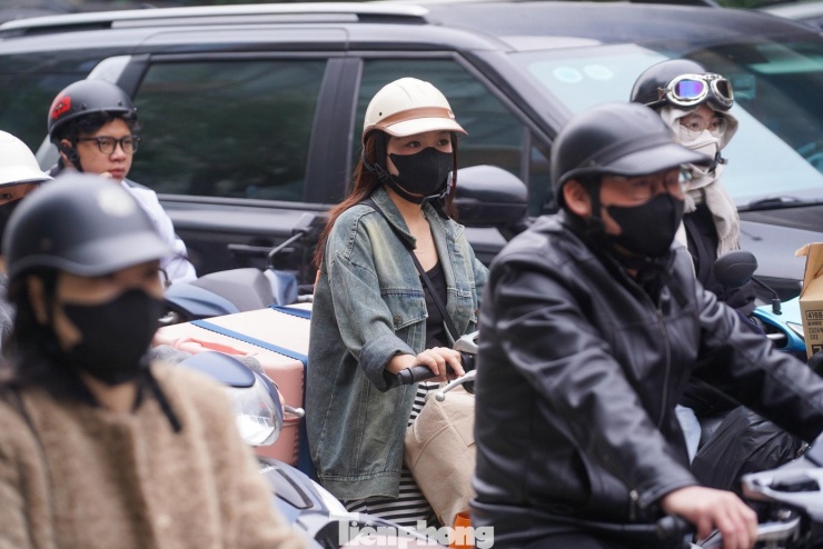 "Tôi sợ ngày mai lượng xe còn đông hơn nên xin về sớm cho đỡ vất vả. Dù sáng nay đã khá đông nhưng vẫn dễ thở hơn những ngày sát Tết", bạn Thu Nguyệt (Ninh Bình) chia sẻ.