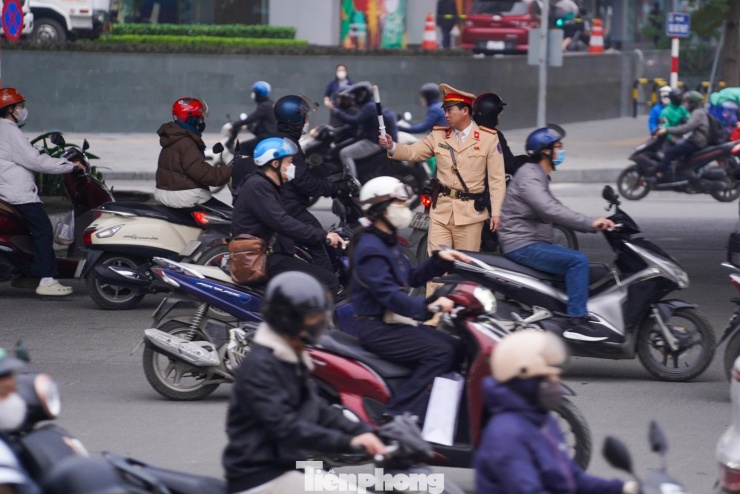 CSGT Hà Nội nỗ lực phân luồng, điều tiết giao thông tại các nút giao trọng điểm hướng ra cửa ngõ Thủ đô.