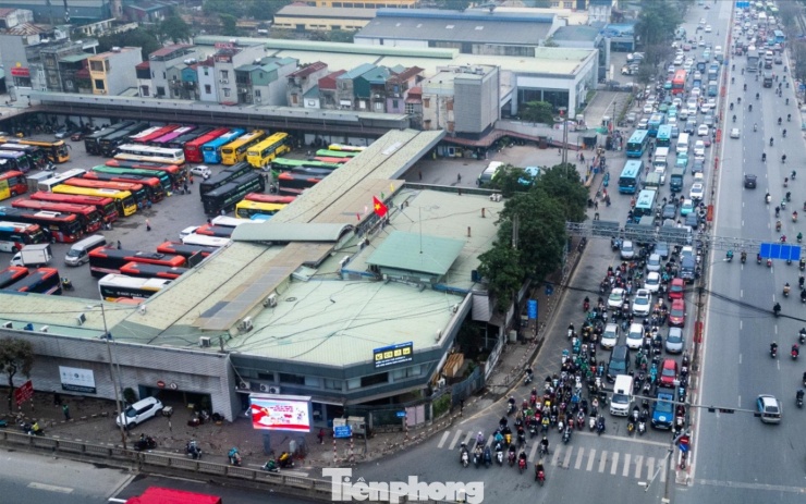 Lưu lượng phương tiện tăng đột biến tại cửa ngõ phía Nam, đây là khu vực chịu áp lực lớn nhất khi dòng người đồng loạt rời phố về quê đón Tết.