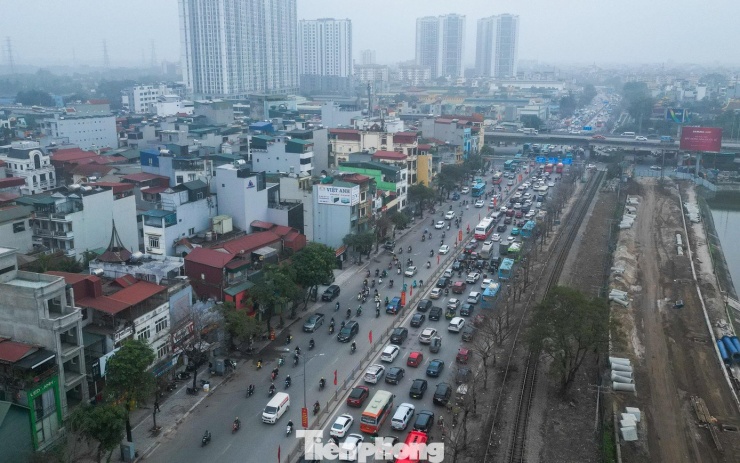 Theo dự báo, từ chiều nay đến hết ngày mai (27 tháng Chạp) sẽ là đỉnh điểm của đợt người dân rời phố về quê nghỉ Tết. Áp lực giao thông tại các cửa ngõ Thủ đô dự kiến sẽ còn tăng mạnh, lực lượng chức năng khuyến cáo người dân cần chủ động lộ trình phù hợp.