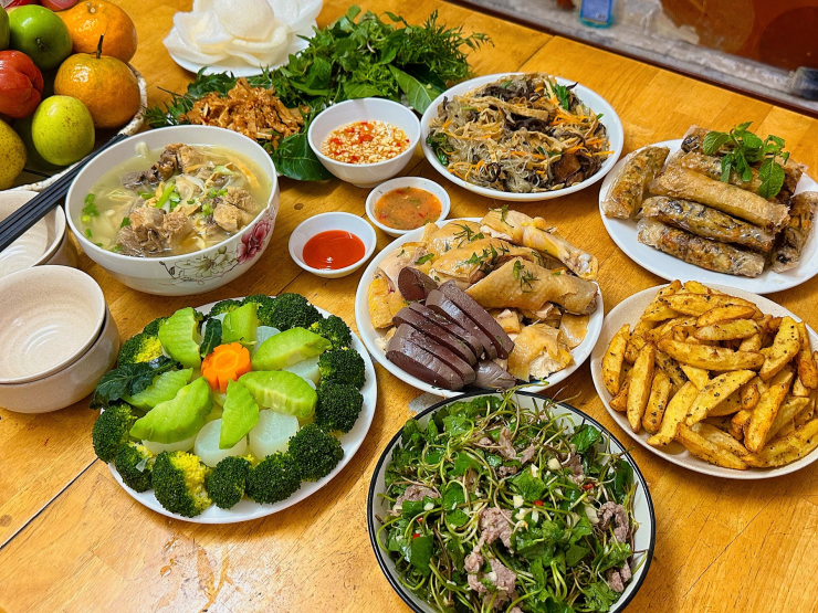 Lễ cúng tất niên không cần cầu kỳ "mâm cao cỗ đầy" nhưng phải chỉn chu, thể hiện được lòng thành của gia chủ. Ảnh: Trần Uyên