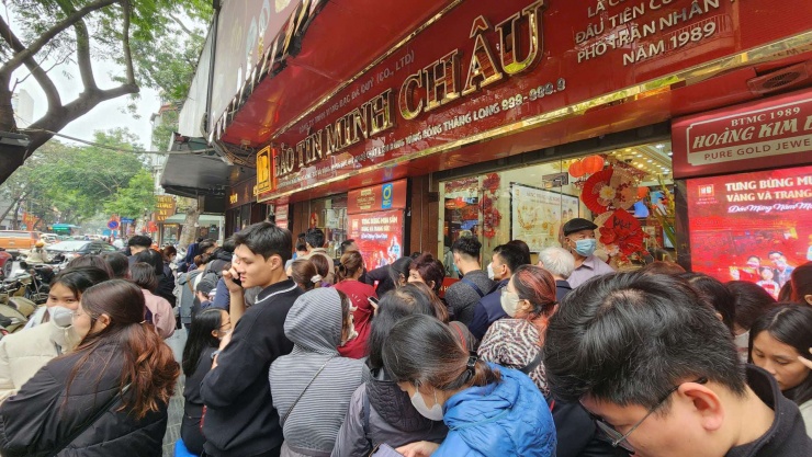 Người mua vàng tiếp tục xếp hàng dài tại cửa hàng Bảo Tín Minh Châu trong ngày 13/2. Ảnh: Thái Nguyễn