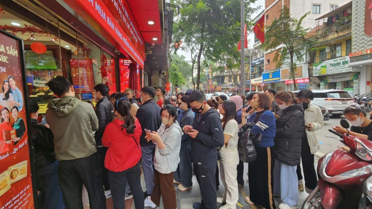 Nhu cầu mua vàng tăng cao trong khi giá vàng hôm nay giảm mạnh.&nbsp;Ảnh: Thái Nguyễn