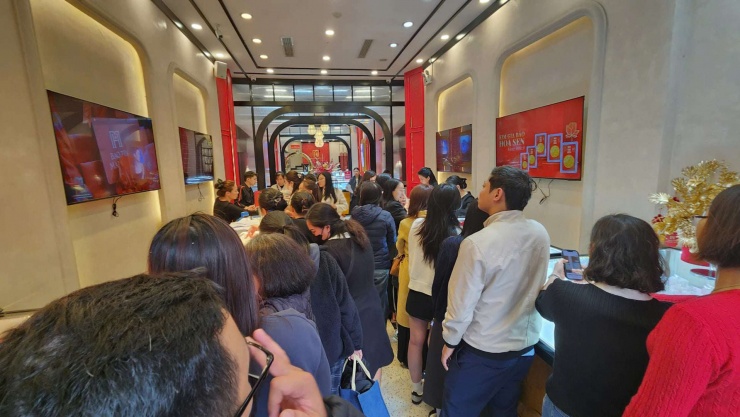 Khách mua vàng cũng xếp hàng kín mít cửa hàng vàng Bảo Tín Mạnh Hải trong sáng nay.&nbsp;Ảnh: Thái Nguyễn