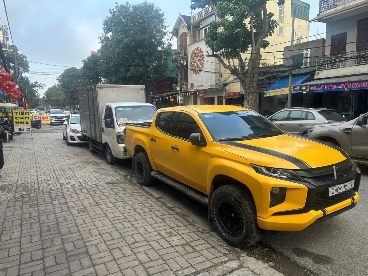 Anh Hùng cho hai ô tô đậu sát đầu và phía sau chiếc xe tải nhằm phản ứng việc phương tiện này chắn lối ra vào cửa hàng trong dịp cận Tết.