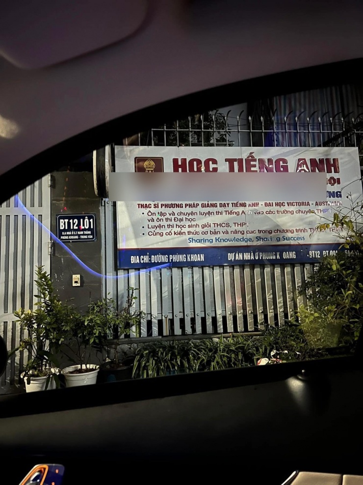 Trung tâm tiếng Anh - nơi chiếc Mercedes-Benz GLC 200 được cho đỗ chắn cửa. Ảnh: NVCC