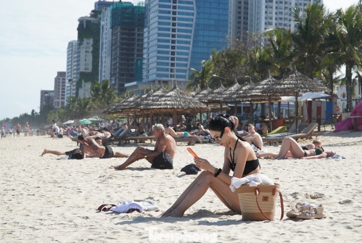 Đi dọc tuyến biển phường Ngũ Hành Sơn, bãi tắm nào cũng tấp nập du khách. Khách nước ngoài đặc biệt thích tắm nắng nên thời điểm từ 10h-15h sẽ xuống biển rất đông.