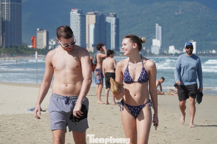 Để đảm bảo an ninh trật tự, vệ sinh môi trường, cứu hộ cứu nạn tại các bãi biển du lịch, Ban Quản lý bán đảo Sơn Trà và các bãi biển du lịch Đà Nẵng bố trí lực lượng giám sát, kiểm tra hoạt động kinh doanh dịch vụ tại các bãi biển; triển khai giăng phao tại các khu vực tắm an toàn; lắp đặt các bảng cảnh báo khu vực nguy hiểm có dòng chảy xa bờ, cảnh báo khi thời tiết xấu, lắp đặt bảng khuyến cáo tại các khu vực không có lực lượng cứu hộ trực. Đồng thời tuyên truyền trên hệ thống loa ven biển, website, fanpage của Ban quản lý về thời gian trực cứu hộ, nội quy bãi biển...