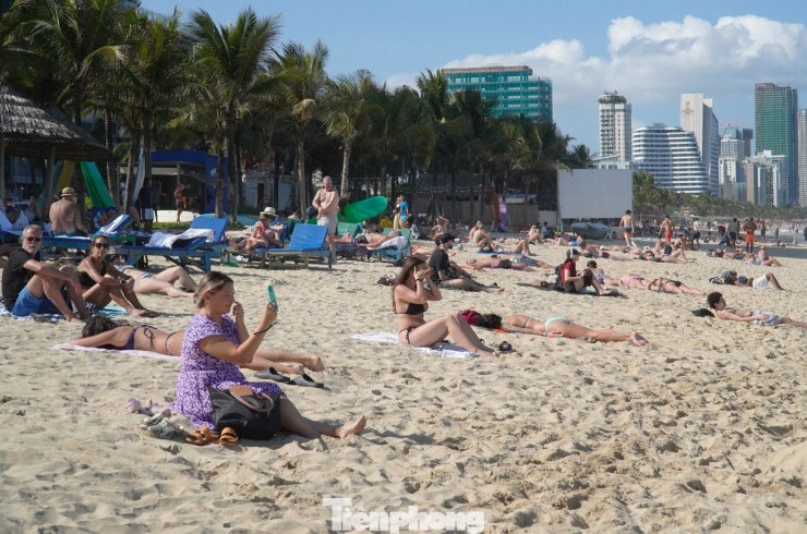 "Bãi biển ở Đà Nẵng không chỉ đẹp mà còn rất an toàn, các dịch vụ cũng đầy đủ, từ ăn uống cho tới giải trí. Hơn nữa giá cả ở đây rất tốt, mọi thứ đều được công khai nên tôi rất hài lòng", bà Aurora (du khách Anh) đánh giá.