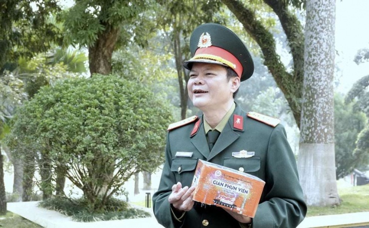 Đại tá Trần Thanh Sơn – Phó Giám đốc Nhà máy Z121 chia sẻ về sản phẩm pháo hoa mới. Ảnh: Đ.A