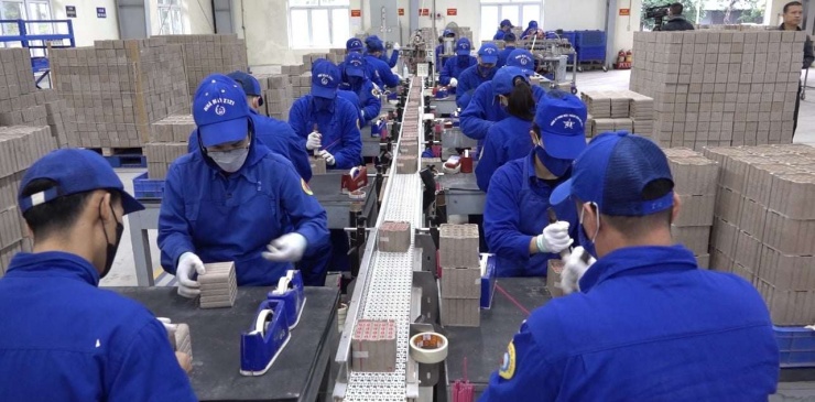 Không khí lao động tại nhà máy sản xuất pháo hoa ở Phú Thọ. Ảnh: Đ.A
