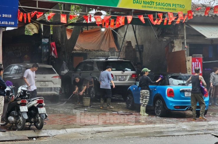 Các xe xếp hàng từ sớm để chờ tới lượt được rửa, dọn vệ sinh.