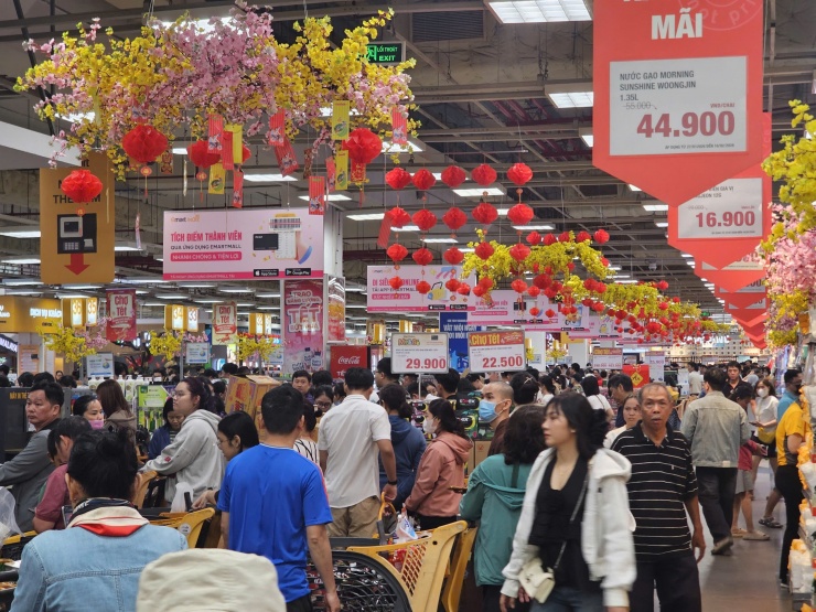 Siêu thị Emart trên đường Phan Văn Trị đông nghẹt khách từ nhiều ngày qua, đặc biệt vào chiều tối. Ảnh: Lê Tỉnh