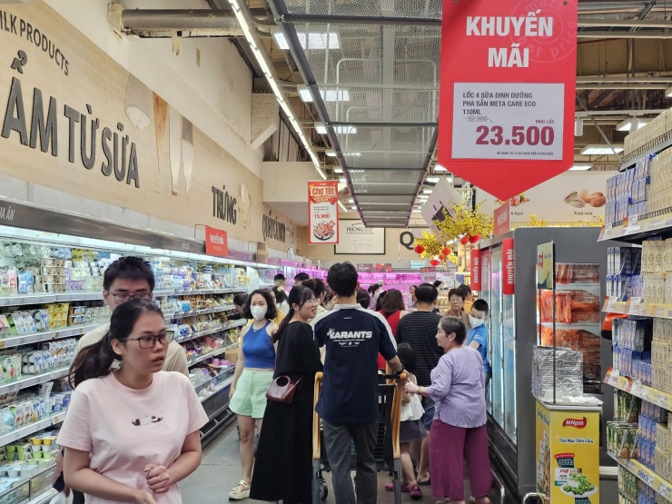 Khu vực bán đồ đông lạnh cũng nhộn nhịp khách mua hàng. Ảnh: Lê Tỉnh